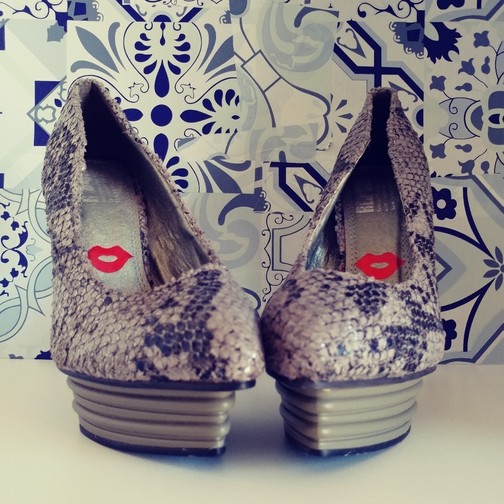 Snake like texture. 5.5 heel 1.25 platform.